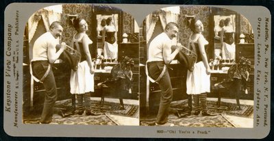 &39;Oh! Você é um cartão estereoscópico humorístico de Peach &39;, mostrando uma jovem sendo atada a um espartilho, c.1900 (foto sépia) (veja também 473250) de Keystone View Company